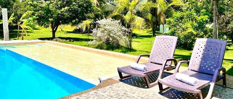 Una piscina al aire libre