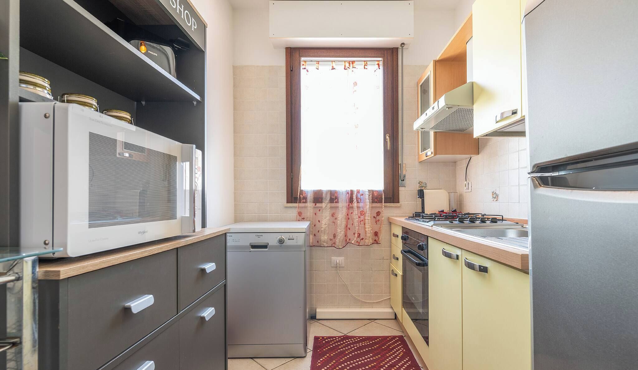 Kühlschrank, Mikrowelle, Ofen, Herdplatte