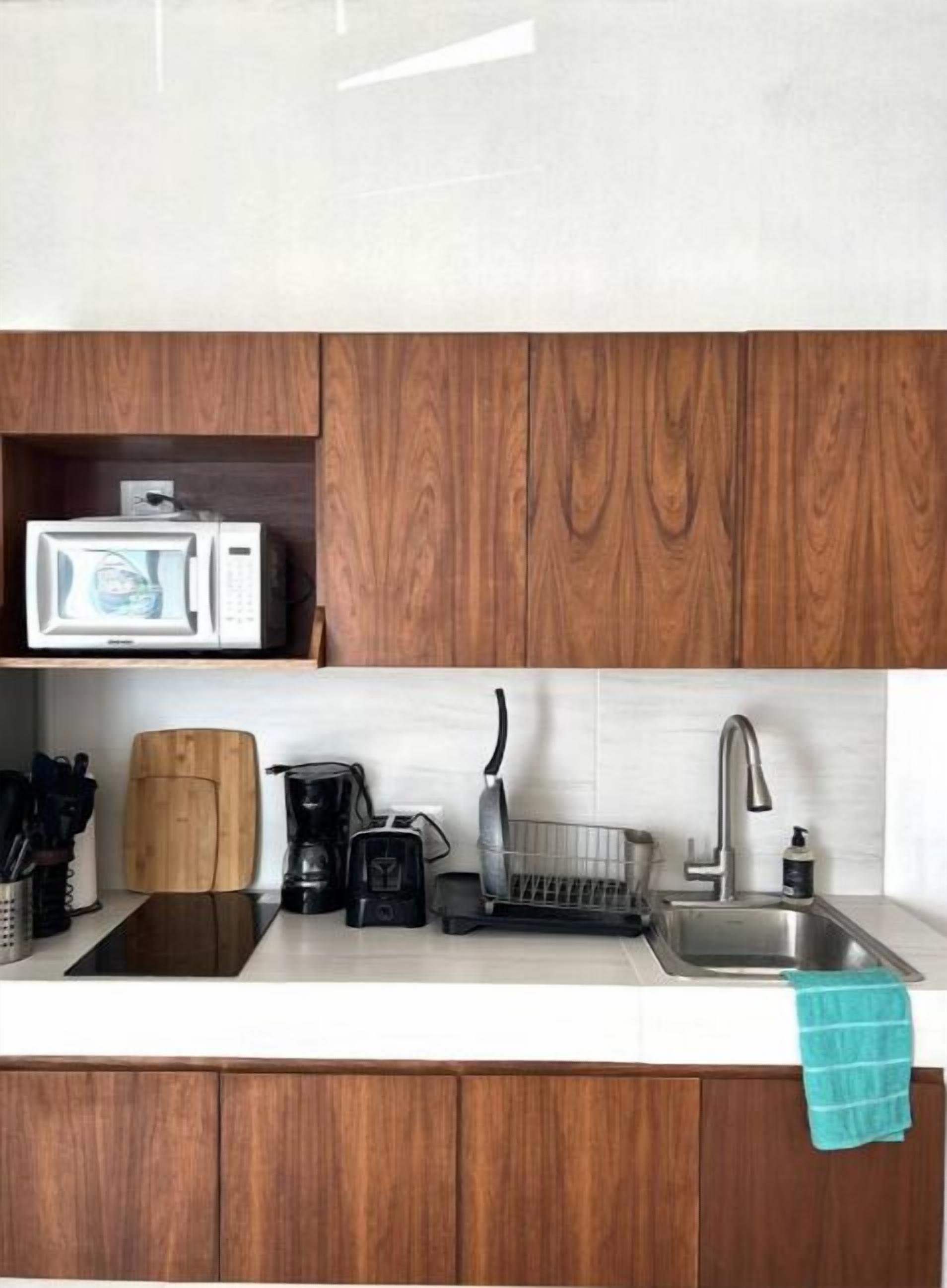 Mikrobølgeovn, kokeplater, kaffetrakter/tekoker og brødrister