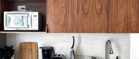 Mikrobølgeovn, kokeplater, kaffetrakter/tekoker og brødrister