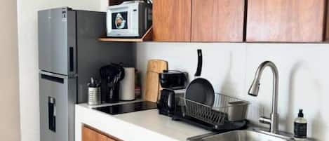 ميكروويف، موقد طهي مسطح، ماكينة لصنع القهوة/الشاي، محمصة خبز