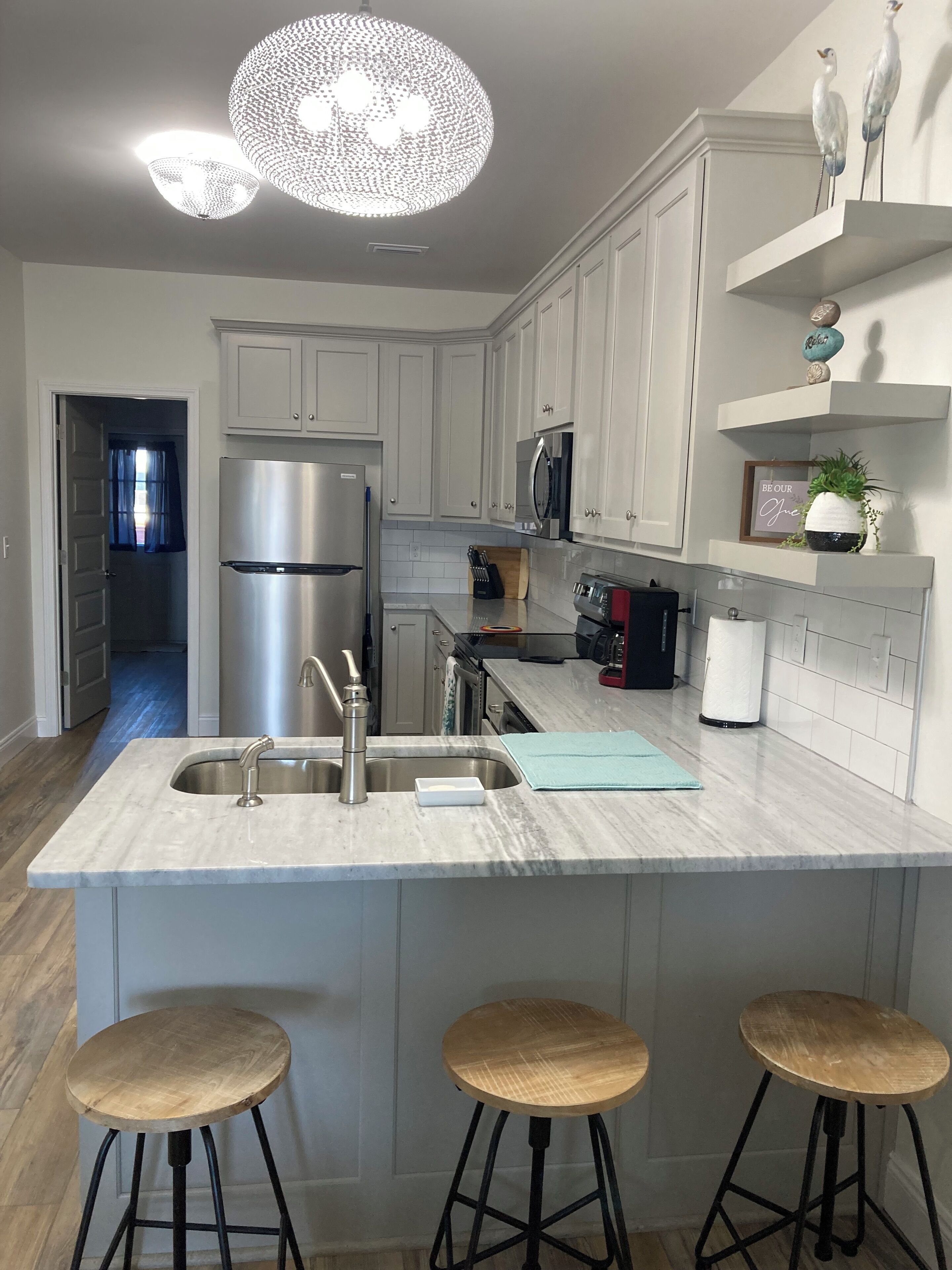 Jääkaappi, mikroaaltouuni, uuni, liesi