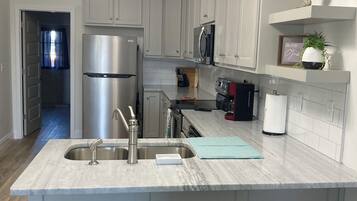 ثلاجة، ميكروويف، فرن، موقد طهي مسطح