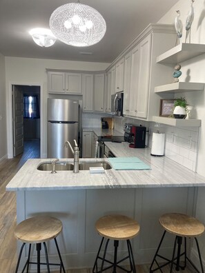 Refrigerador, microondas, horno y parrilla de estufa