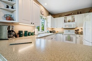 冷蔵庫、電子レンジ、オーブン、コンロ