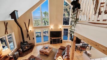 Televisión y chimenea