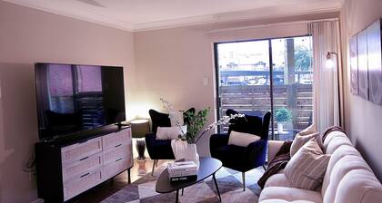 King bed apartment in Medical Center -NRG -Downtown.Free parking,WiFi,pool, gym