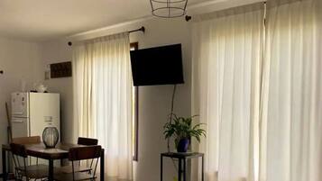 Classic-Haus, Hügelblick | Wohnbereich | Flachbildfernseher