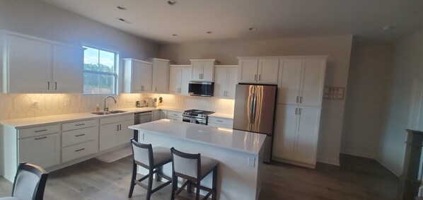 Fridge, microwave, oven, stovetop - Knoxville Farragut Home Top Golf Turkey Creek Shopping UT Games (Knoxville)