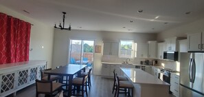 Fridge, microwave, oven, stovetop - Knoxville Farragut Home Top Golf Turkey Creek Shopping UT Games (Knoxville)