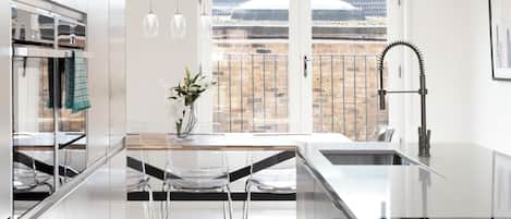 Full-sized fridge, microwave, oven, stovetop