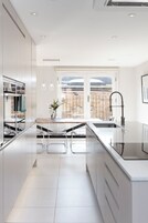 Full-size fridge, microwave, oven, stovetop