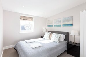 Iron/ironing board, free WiFi, bed sheets - Luxurious Central Windsor Town House (Windsor)