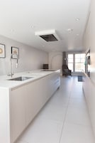 Casa Deluxe | Cocina privada | Frigorífico grande, microondas, horno y placa de cocina
