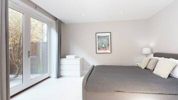 Deluxe House | Iron/ironing board, free WiFi, bed sheets