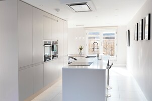 Deluxe House | Private kitchen | Full-size fridge, microwave, oven, stovetop