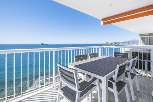 20th floor apartment with front sea view