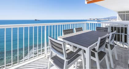 20th floor apartment with front sea view