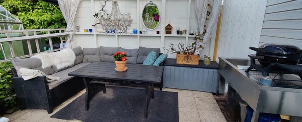 Outdoor dining - Island house room Shared entrance with hosts Two single beds + sofa bed Small kitchen (Hafslundsøy)