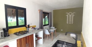 Fridge, microwave, stovetop, coffee/tea maker - Private Rooftop, Sea View, Kitchen, Starlink Wi-Fi (Holbox)