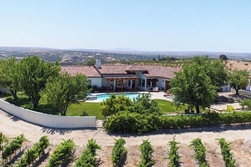Beautiful villa in Paso Robles Wine Country with Swimming Pool and Hot Tub