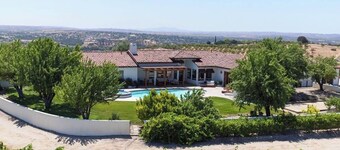 Beautiful villa in Paso Robles Wine Country with Swimming Pool and Hot Tub