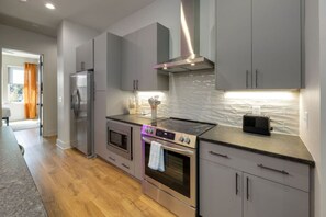 Geladeira, micro-ondas, fogão, cooktop