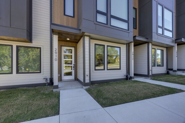 Exterior detail - Cowgirl Up! - 4BD/4.5BTH - Rooftop Views (Nashville)