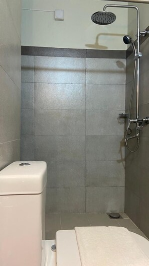 ファミリー アパートメント マウンテンビュー | バスルーム | シャワー、レインフォールシャワー、バスアメニティ (無料)、スリッパ