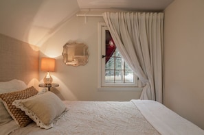 3 bedrooms, iron/ironing board, WiFi, bed sheets - Auberge Old Chelsea  Vacation Home (Chelsea)