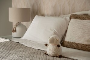 3 bedrooms, iron/ironing board, WiFi, bed sheets - Auberge Old Chelsea  Vacation Home (Chelsea)