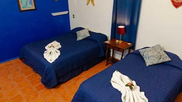 Habitación con 1 cama matrimonial o 2 individuales, patio, vista al jardín | Tabla de planchar con plancha y wifi gratis