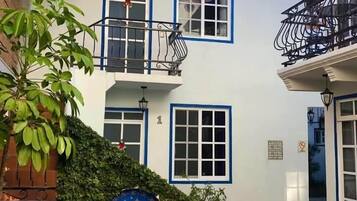 Vista frontal de la propiedad