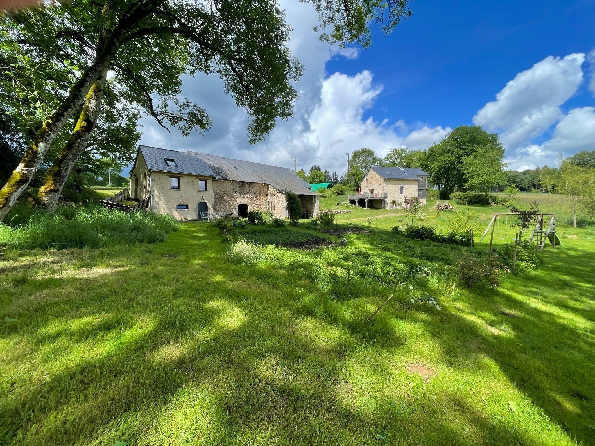 Le gîte est à gauche, notre maison tout à droite.
