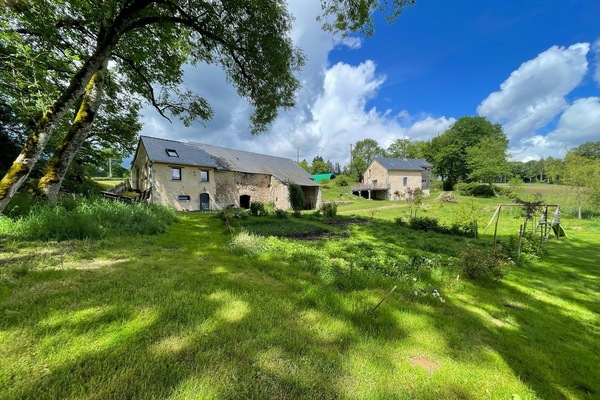 Le gîte est à gauche, notre maison tout à droite.