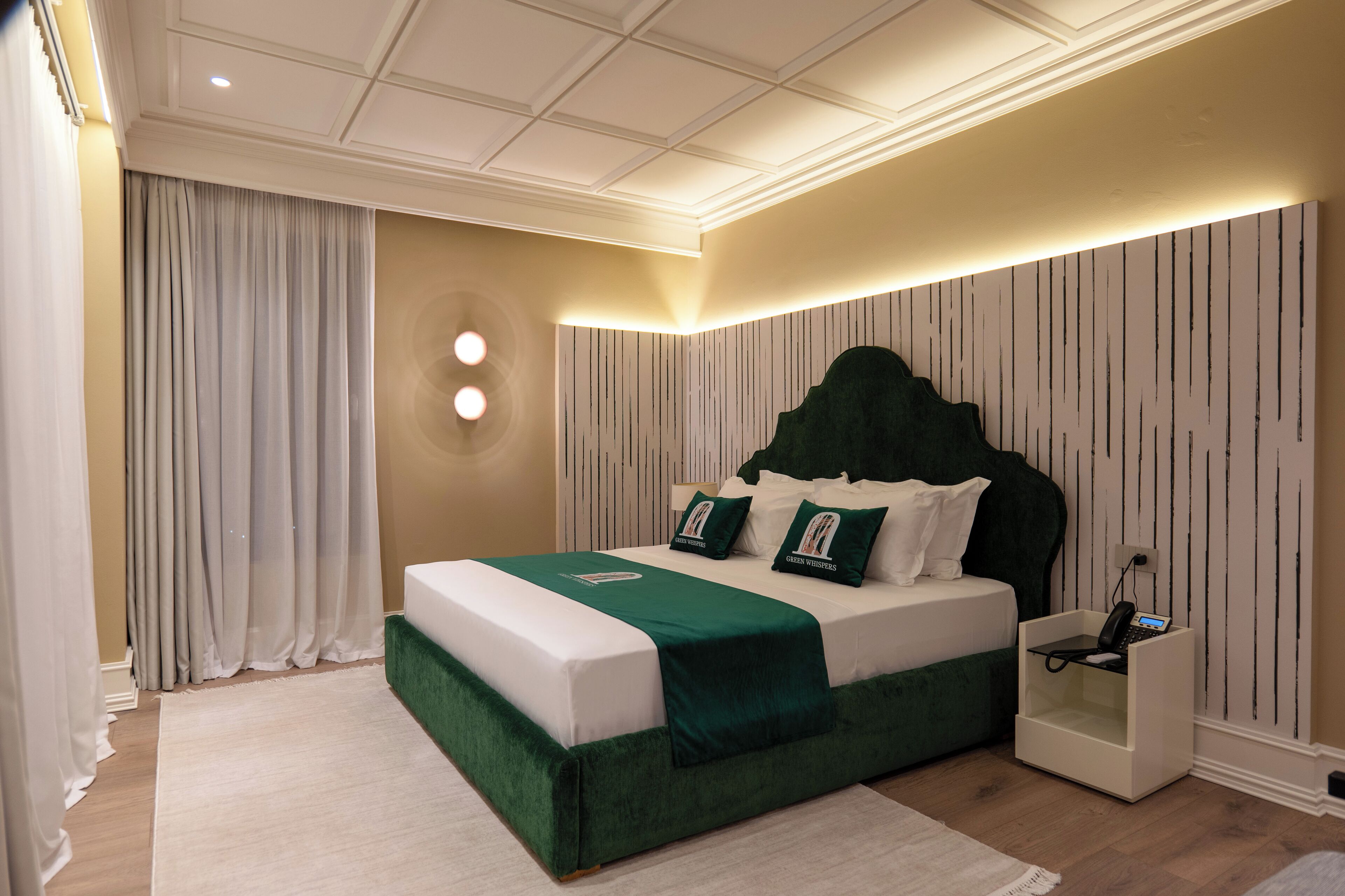 Un dormitorio moderno con una cama grande, una mesita de noche y una lámpara de pared.