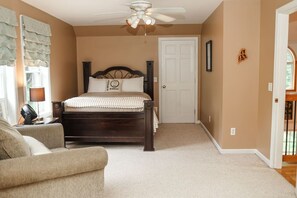 4 slaapkamers, een bureau, een strijkplank/strijkijzer, reisbedje