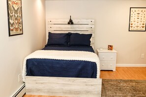 4 bedrooms, desk, iron/ironing board, travel crib - Large Cozy Home •Songo River•Brandy Pond•Long Lake•Sebago (Naples)