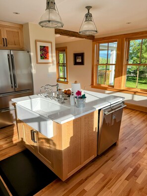 Réfrigérateur, four à micro-ondes, un four, surface de cuisson