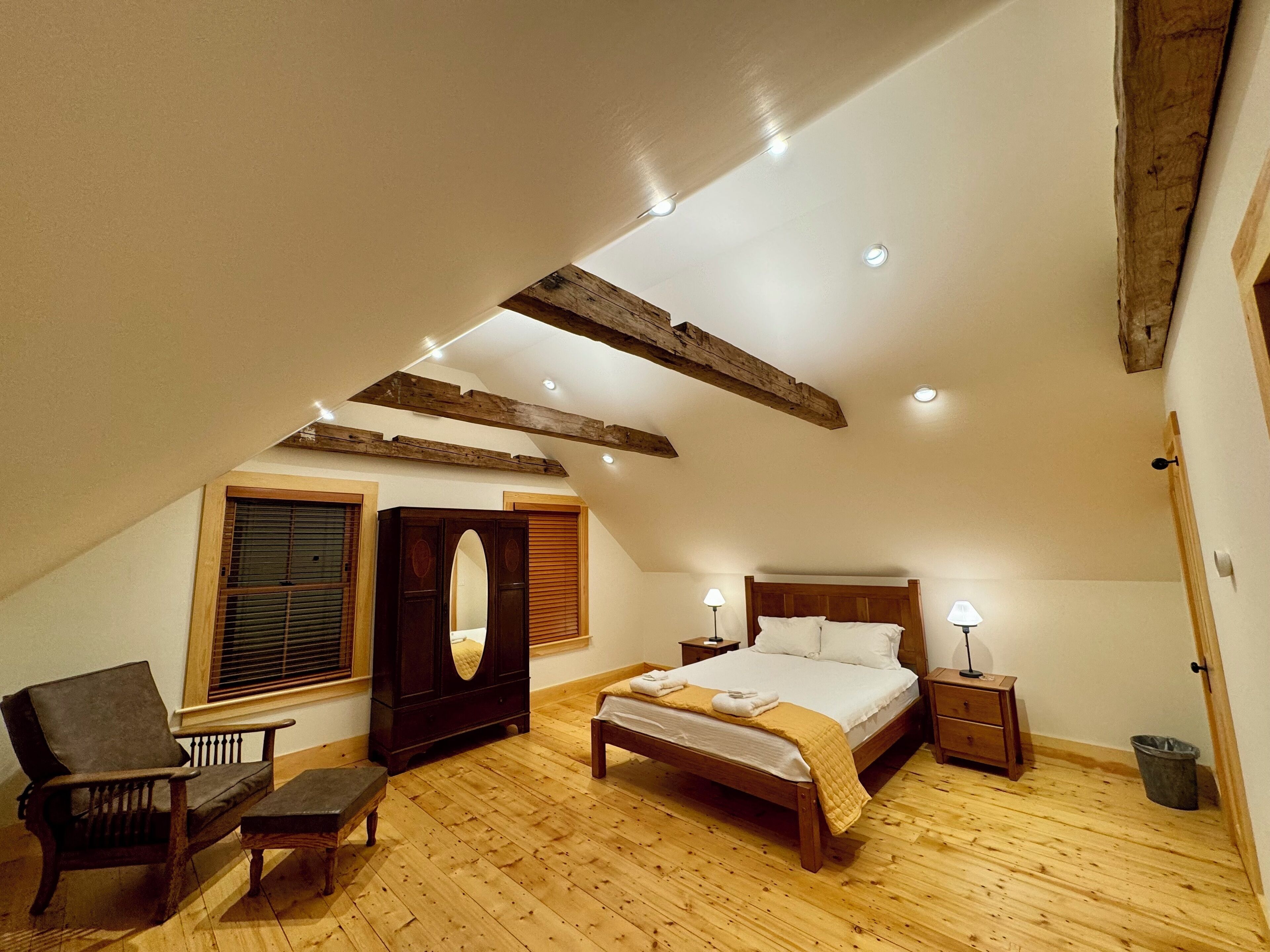 6 bedrooms, desk, iron/ironing board, travel crib