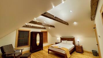 6 bedrooms, desk, iron/ironing board, travel crib