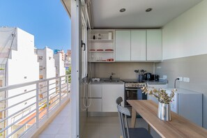 Refrigerador, microondas, horno, cafetera/tetera