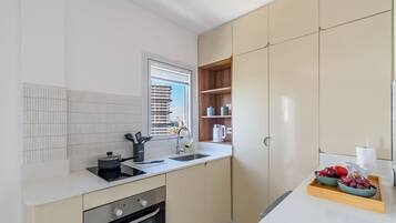 Refrigerador, horno, cafetera y tetera y tetera eléctrica