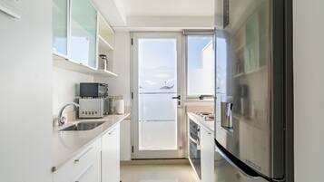 Refrigerador, microondas, horno y cafetera y tetera