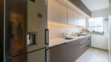 Fridge, microwave, oven, coffee/tea maker
