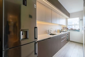 Fridge, microwave, oven, coffee/tea maker