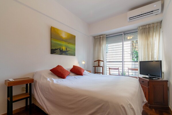 2 bedrooms, iron/ironing board, Internet, bed sheets