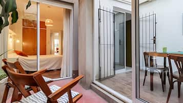 2 bedrooms, iron/ironing board, internet, bed sheets