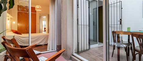 2 bedrooms, iron/ironing board, internet, bed sheets