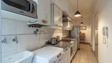 Fridge, microwave, oven, coffee/tea maker